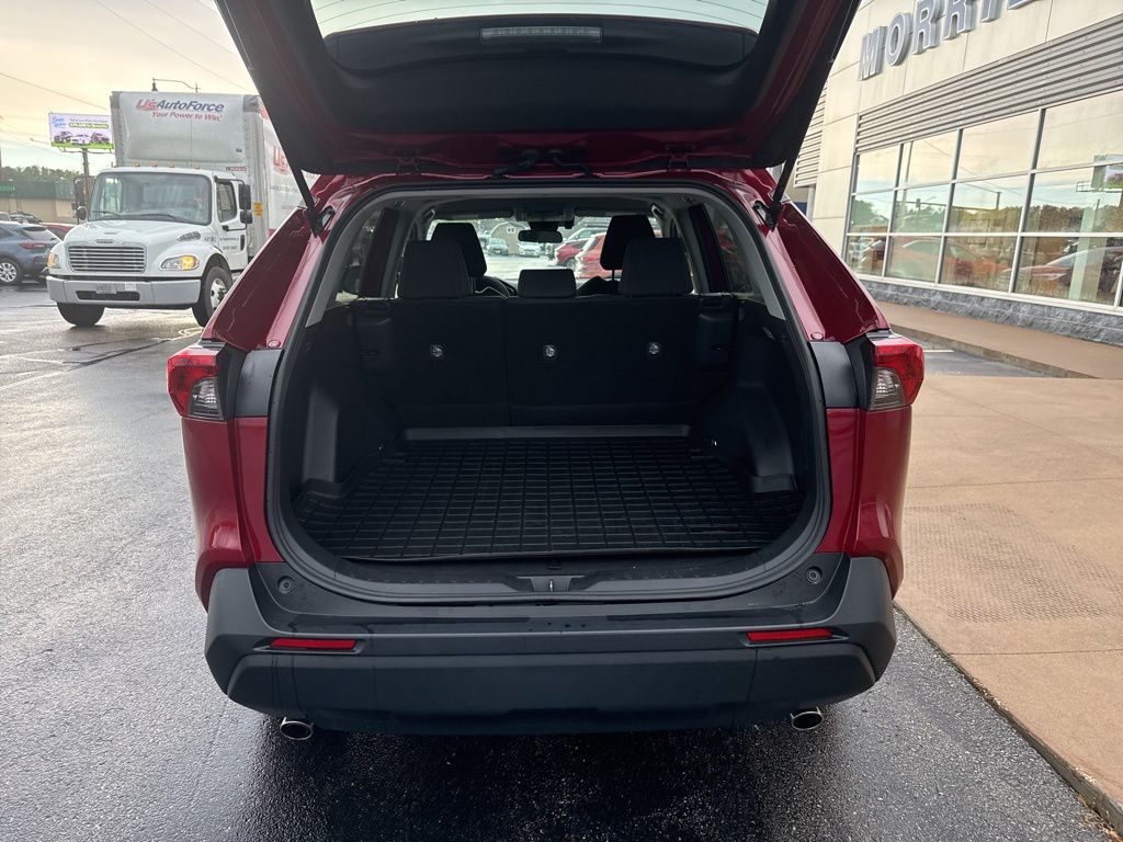 2020 Toyota RAV4 Hybrid LE photo 10