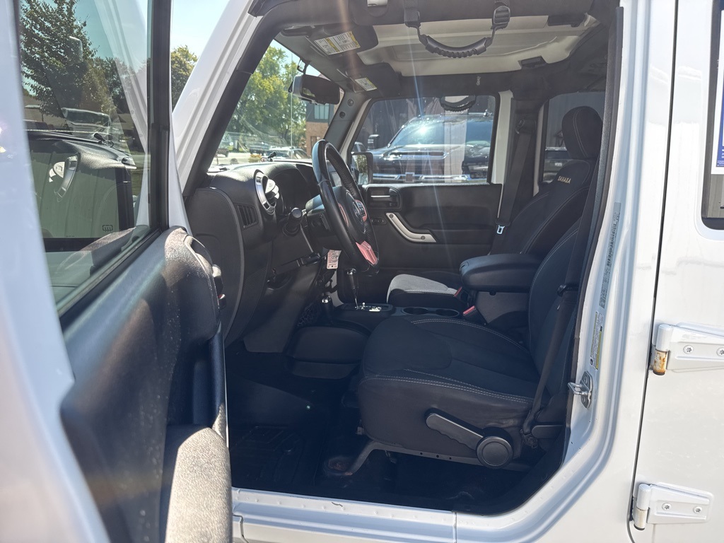 2015 Jeep Wrangler Unlimited Sahara photo 13