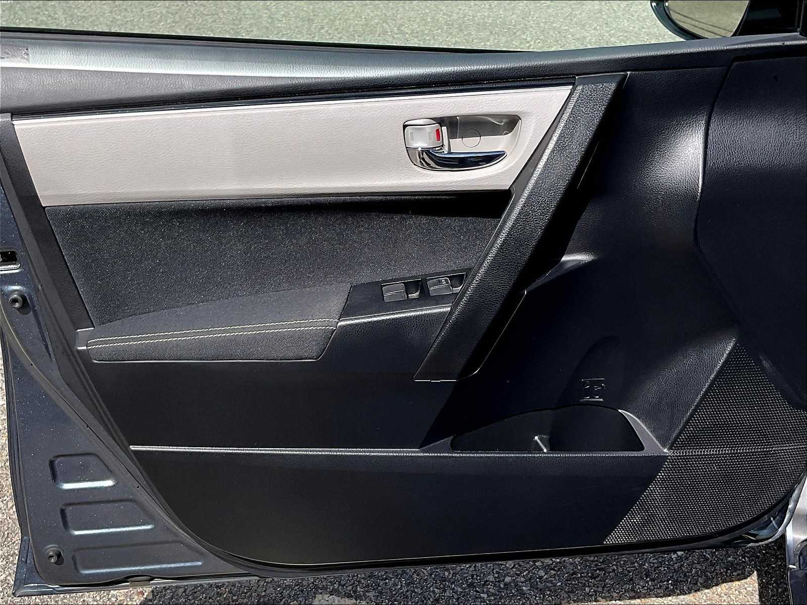 2017 Toyota Corolla LE photo 9