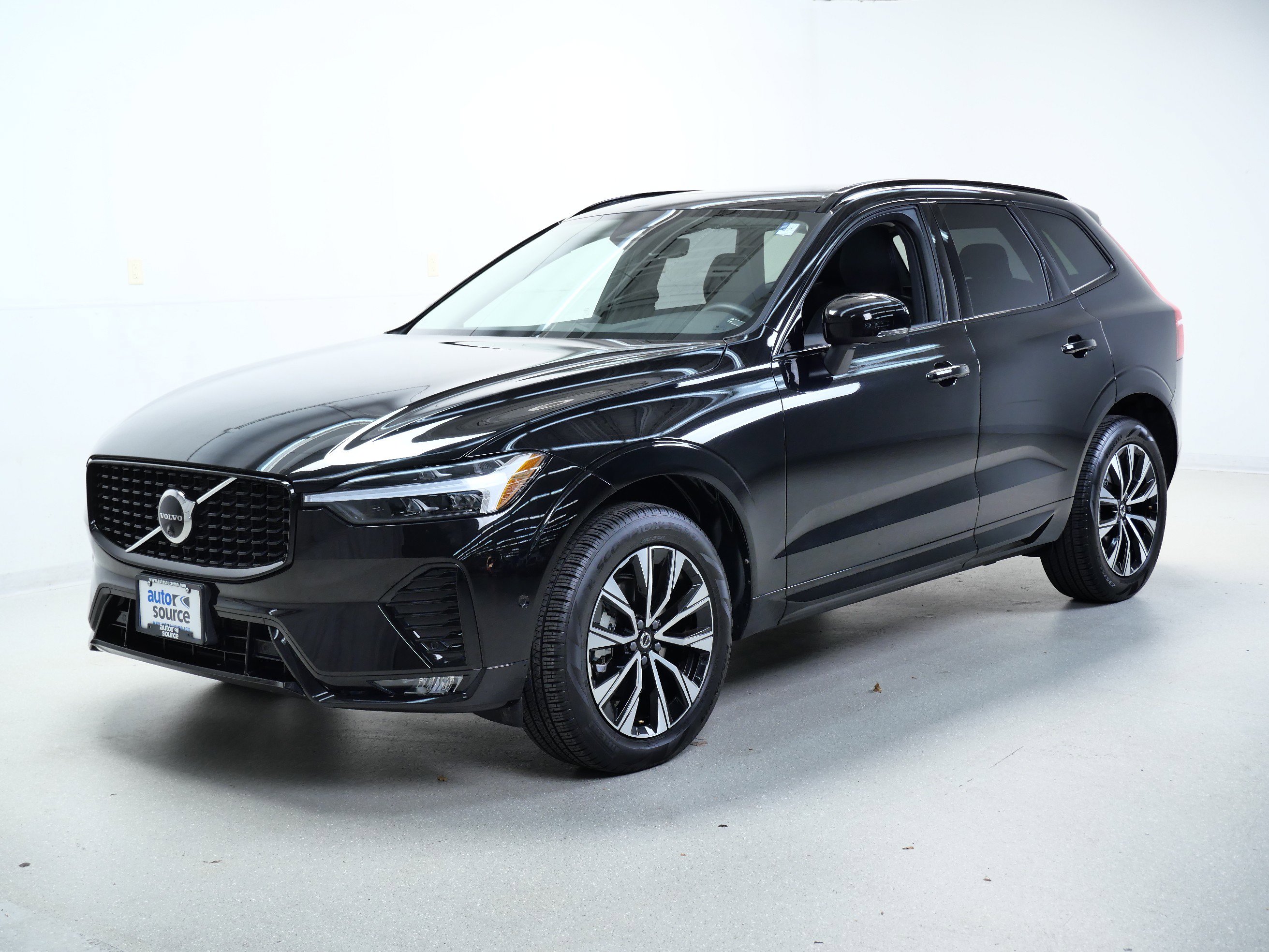 2025 Volvo XC60 Plus photo 8