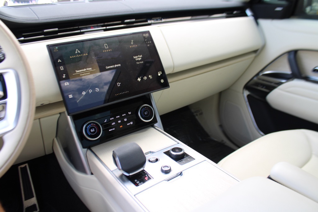 2023 Land Rover Range Rover SE photo 13