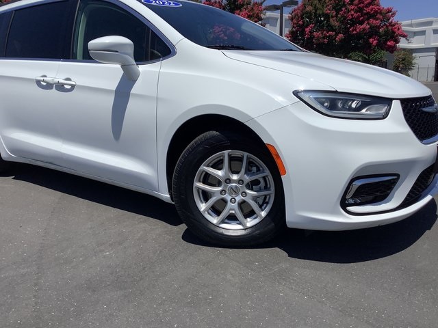 2022 Chrysler Pacifica Touring L photo 3