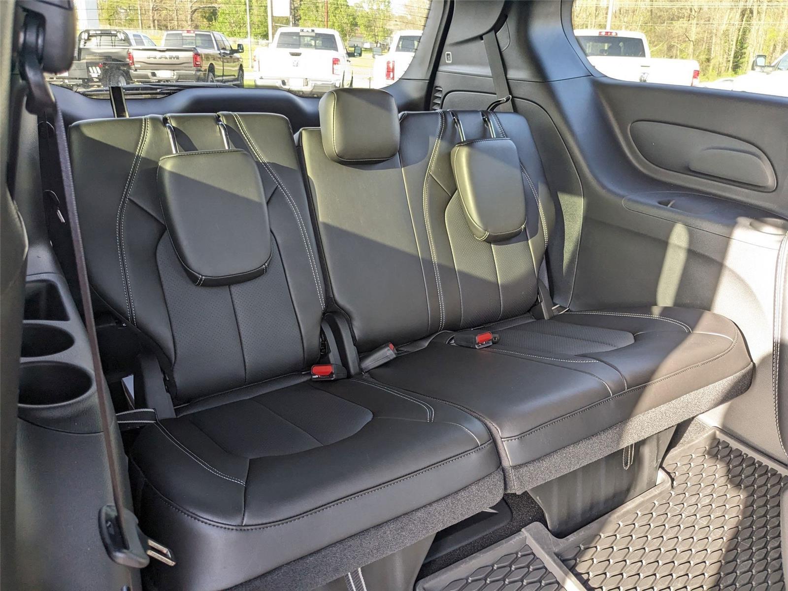 2025 Chrysler Voyager LX photo 16