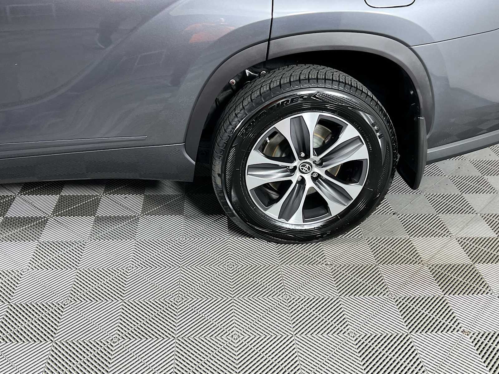 2020 Toyota Highlander XLE photo 29