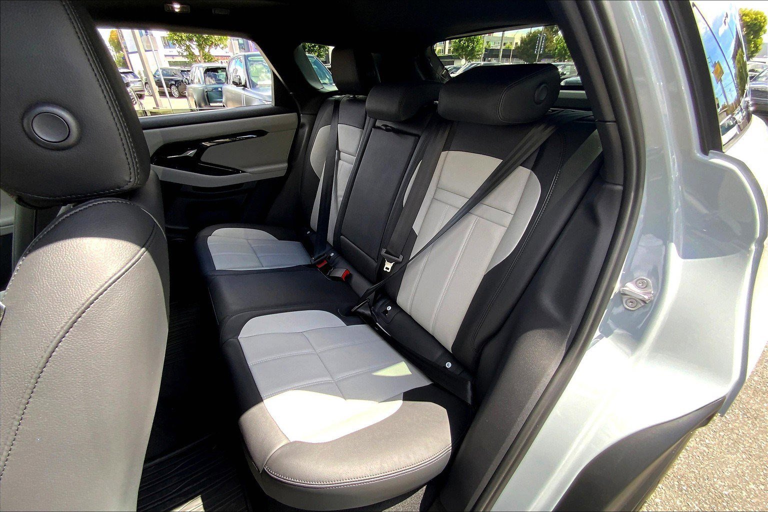 2026 Land Rover Range Rover Evoque Dynamic SE photo 9