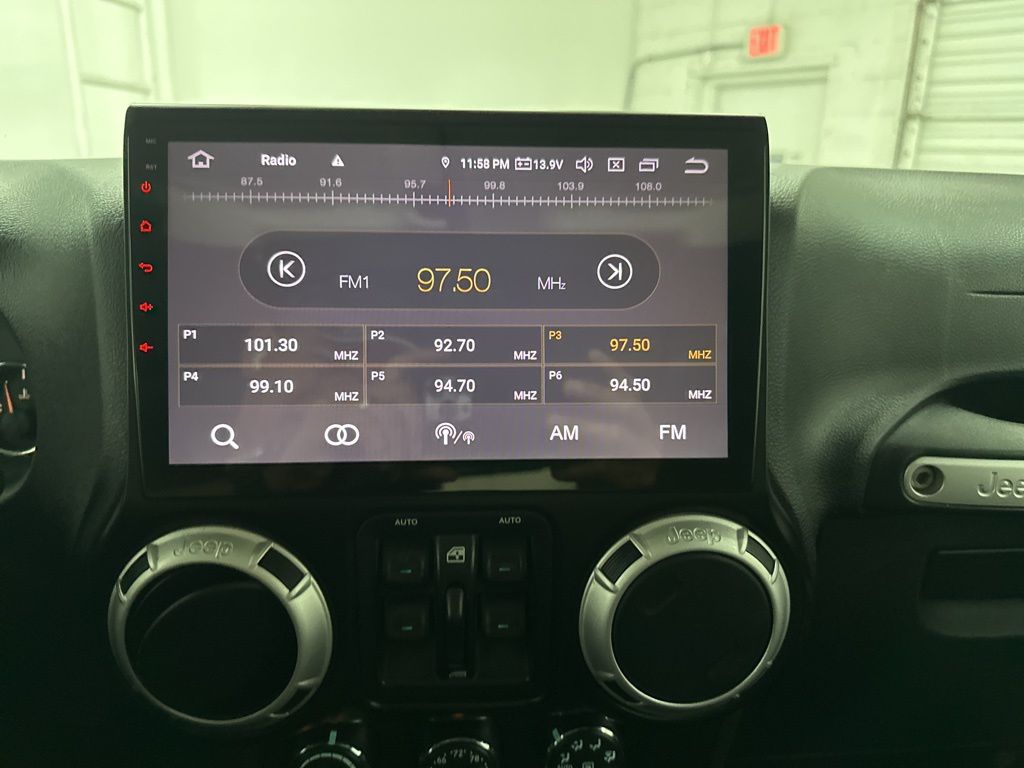 2014 Jeep Wrangler Unlimited Sahara photo 10