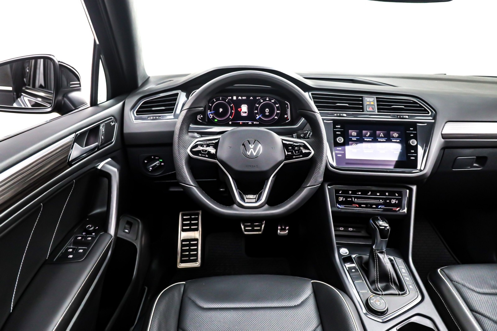 2024 Volkswagen Tiguan SEL R-Line Black photo 4