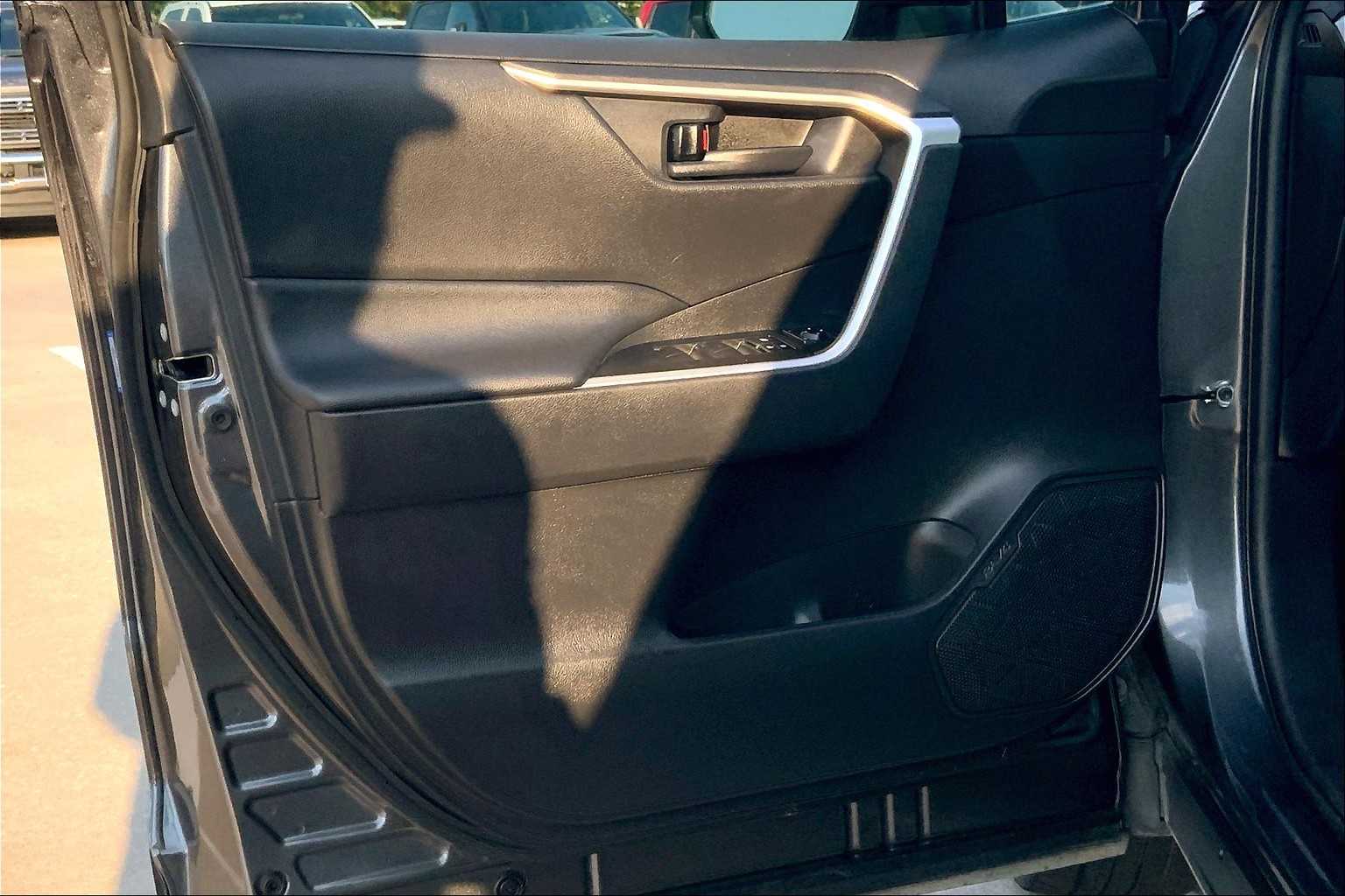 2021 Toyota RAV4 LE photo 20