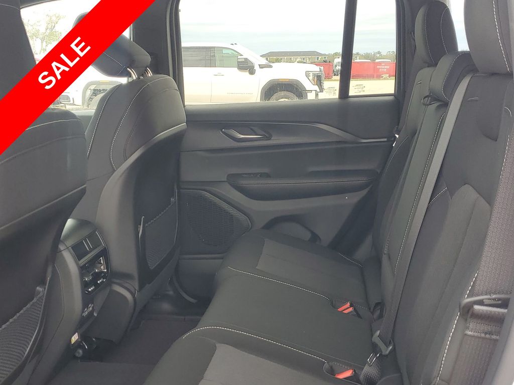 2025 Jeep Grand Cherokee Laredo Altitude photo 22