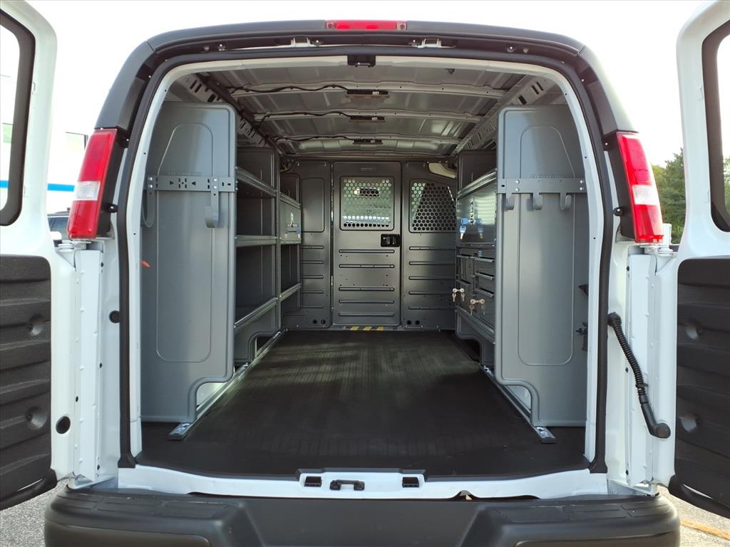 2025 Chevrolet Express Cargo 3500 photo 6
