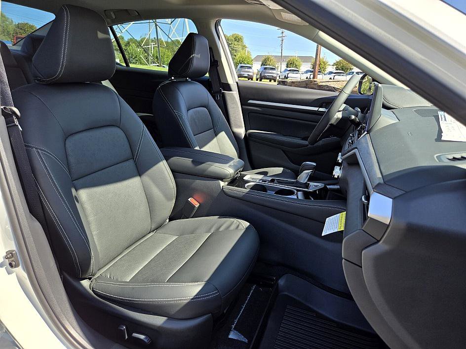2025 Nissan Altima SL photo 12