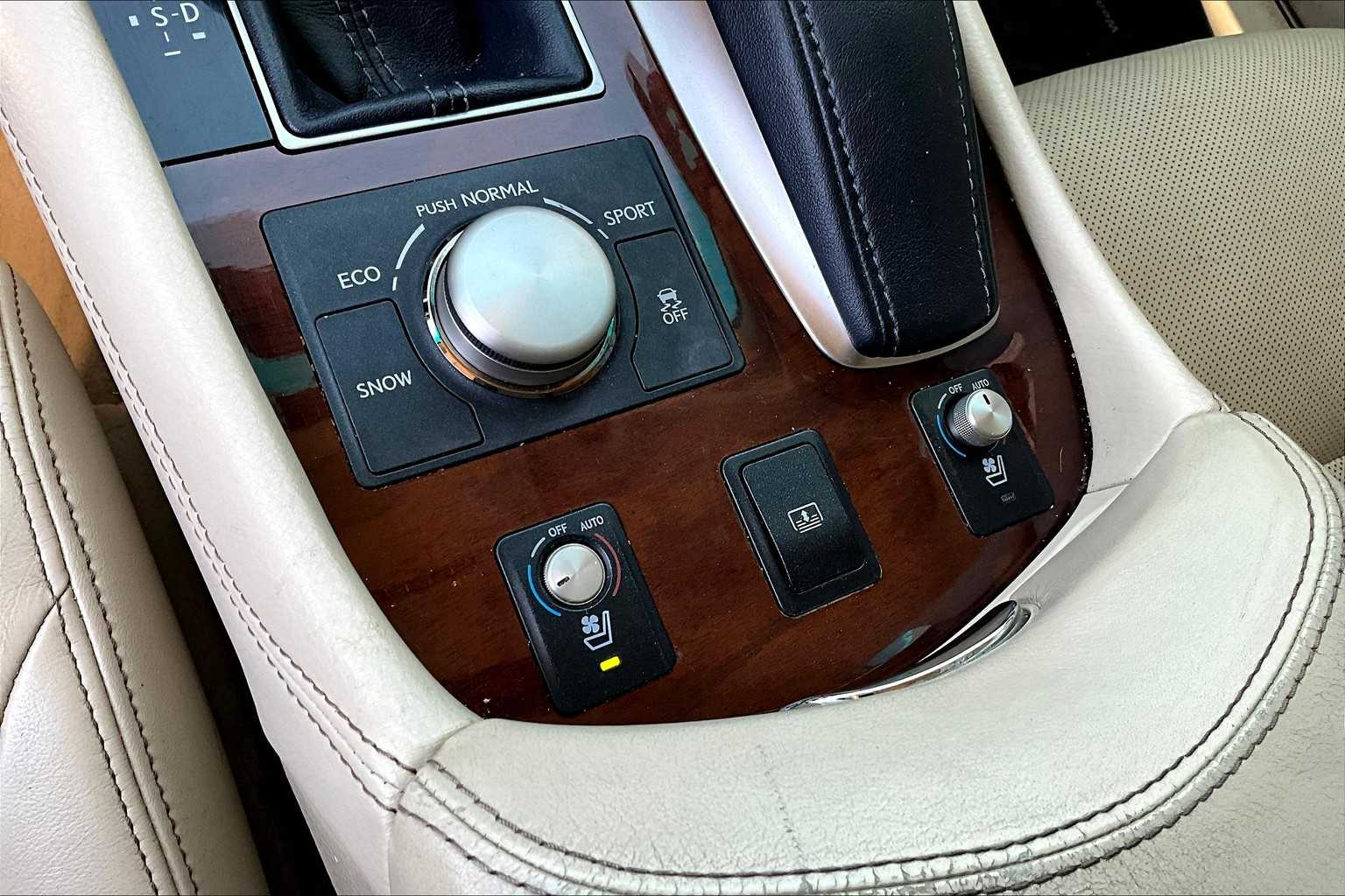 2013 Lexus LS 460 photo 31