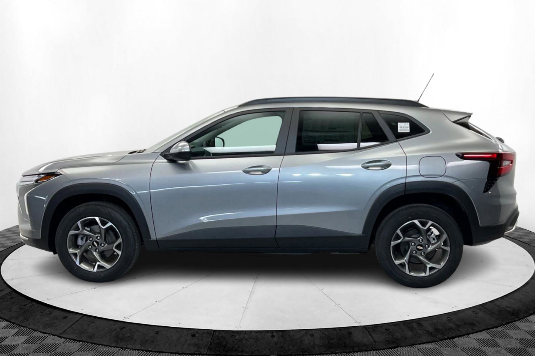 2025 Chevrolet Trax LT photo 2