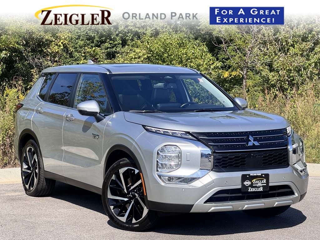 2023 Mitsubishi Outlander Plug-In Hybrid SE's photo