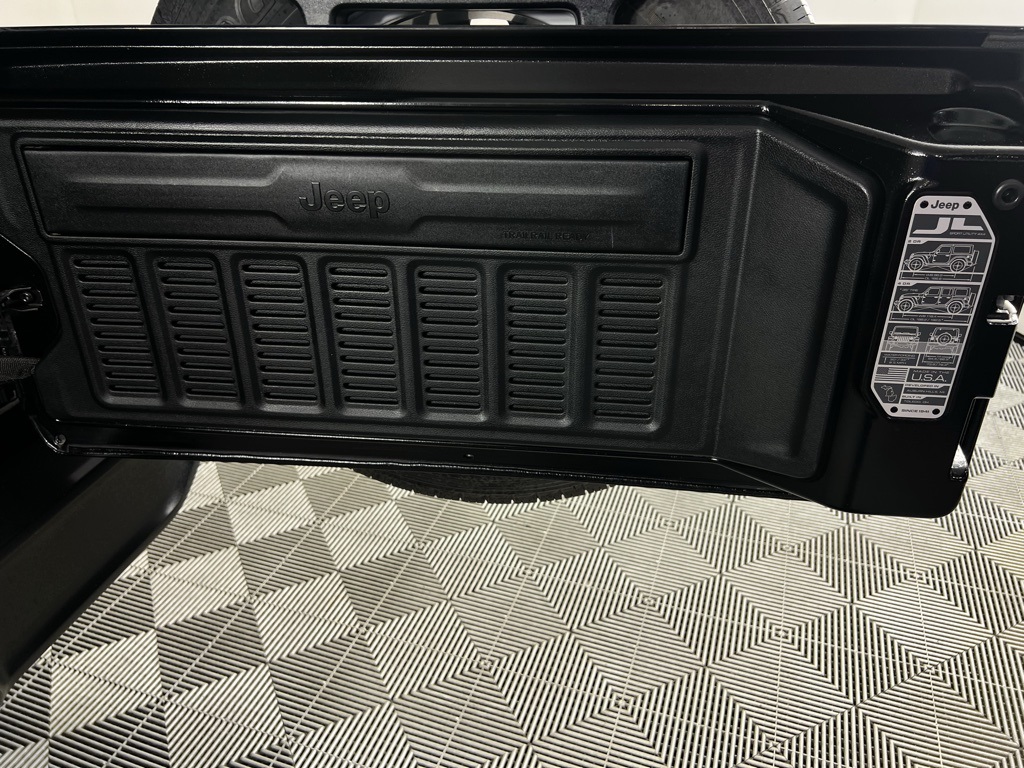 2024 Jeep Wrangler Sahara photo 24