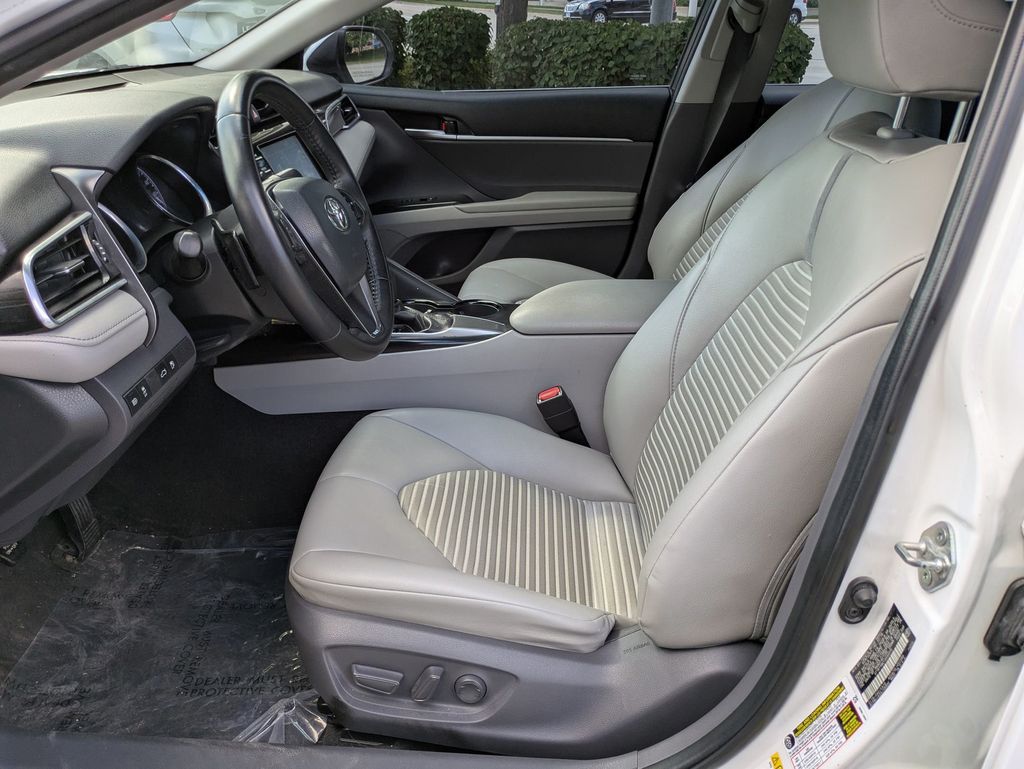 2018 Toyota Camry SE photo 10