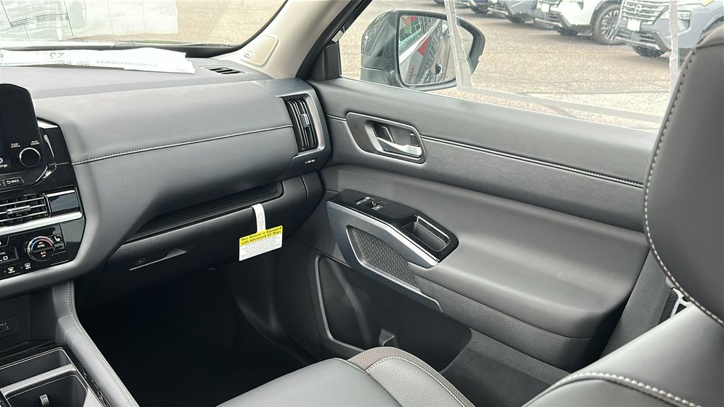 2025 Nissan Pathfinder SL photo 28