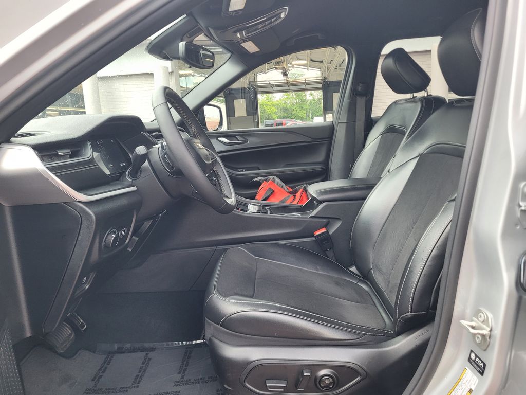 2024 Jeep Grand Cherokee Altitude photo 2