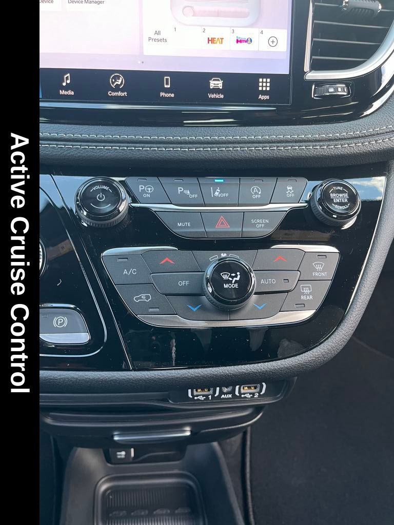 2025 Chrysler Pacifica photo 14