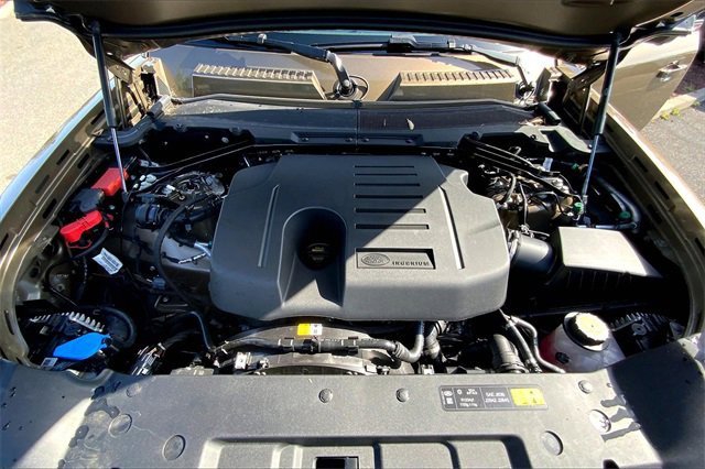2025 Land Rover Defender 130 X-Dynamic SE photo 10