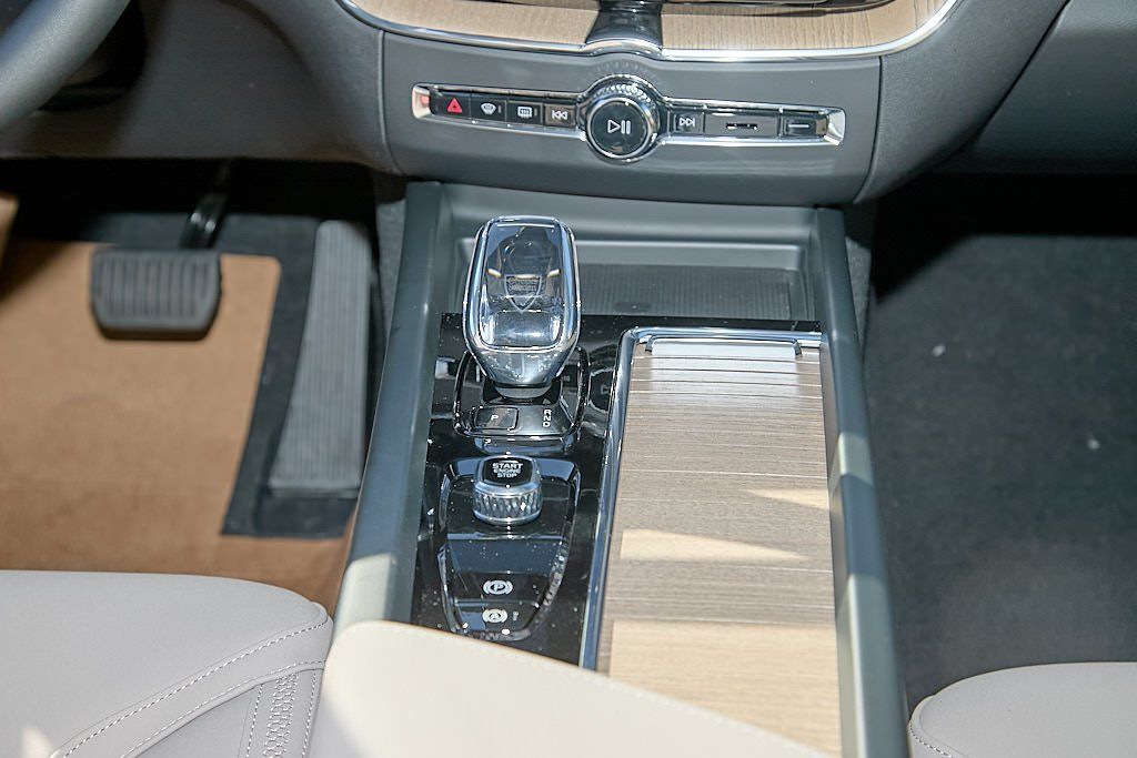 2026 VOLVO XC60 - Image 25