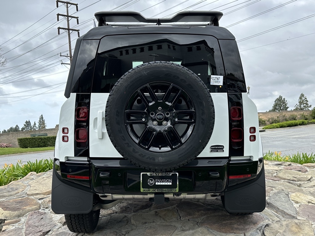 Used 2023 White Land Rover X-Dynamic SE image 5