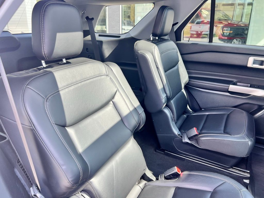 2023 Ford Explorer XLT photo 25