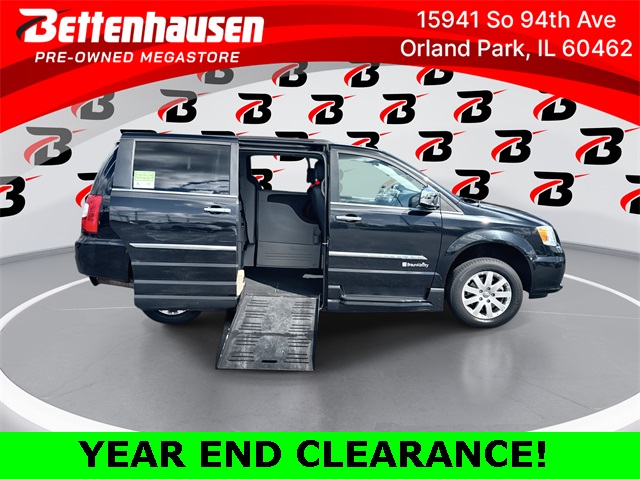 2012 Chrysler Town & Country Touring-L's photo