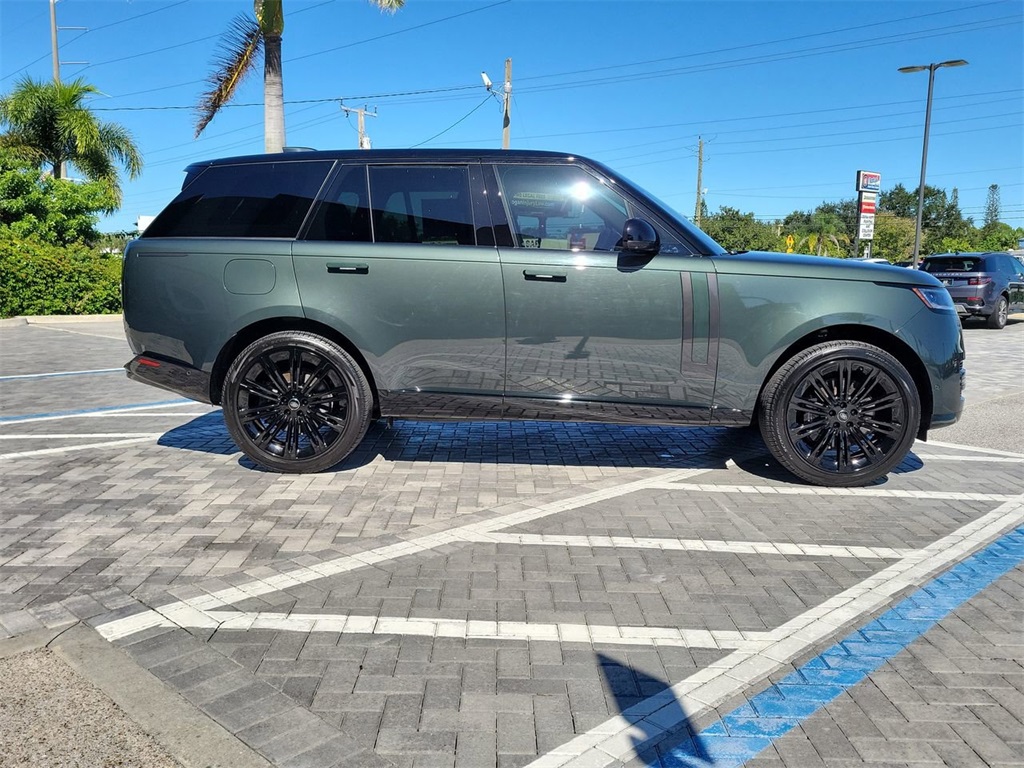 2023 Land Rover Range Rover SE photo 4