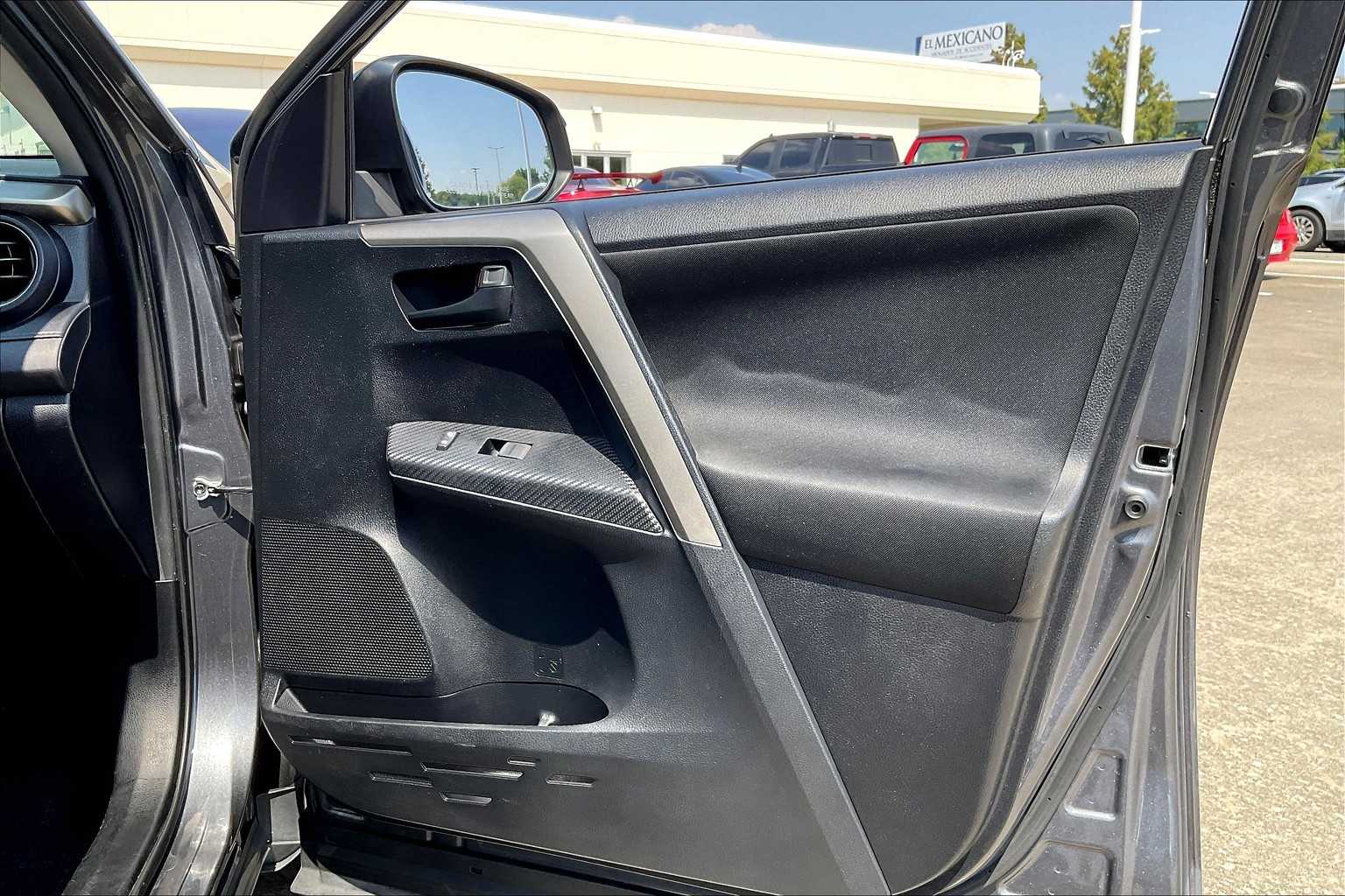 2015 Toyota RAV4 LE photo 19