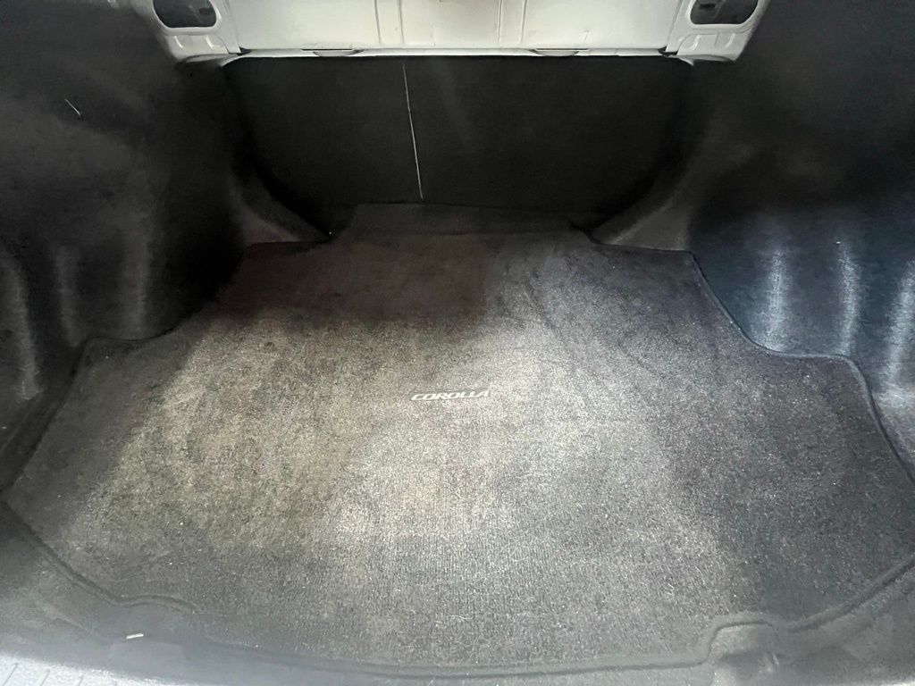 2015 Toyota Corolla LE photo 26