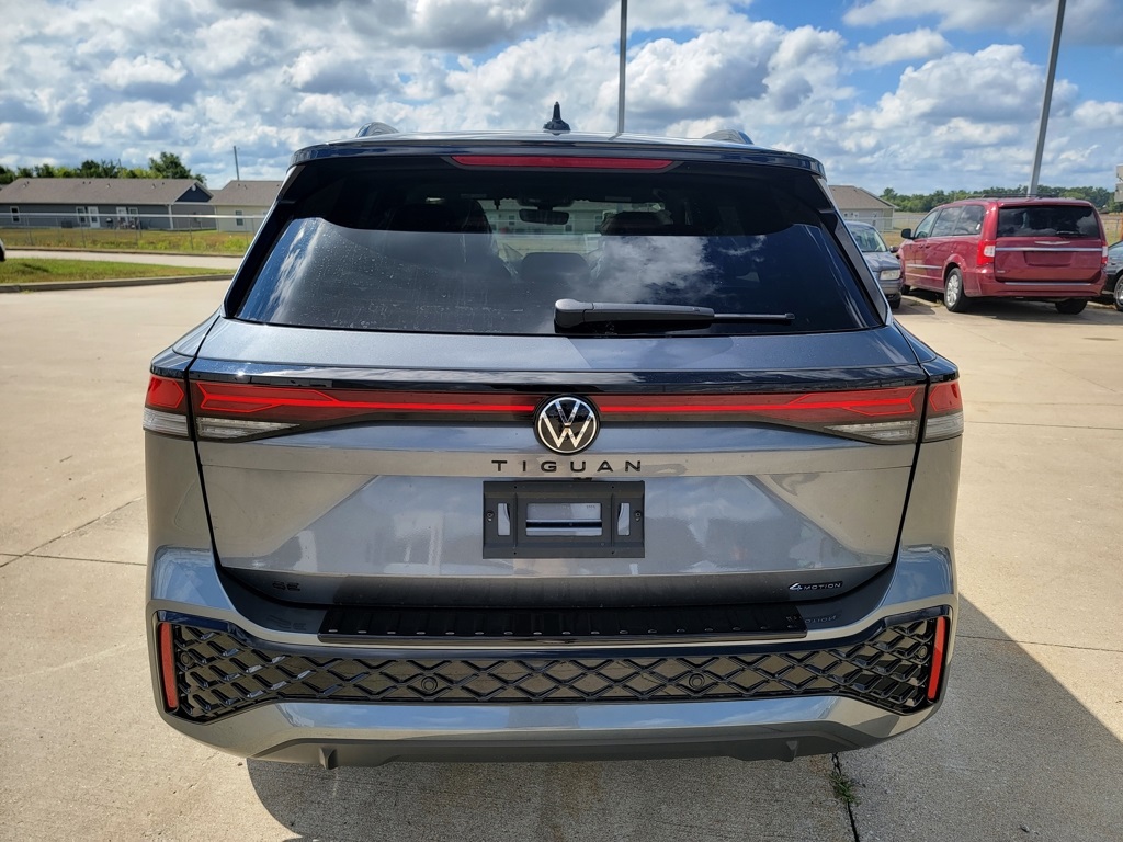 2025 Volkswagen Tiguan SE R-Line Black photo 4