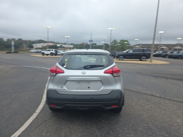 2020 Nissan Kicks S photo 4