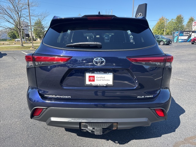 2021 Toyota Highlander XLE photo 2