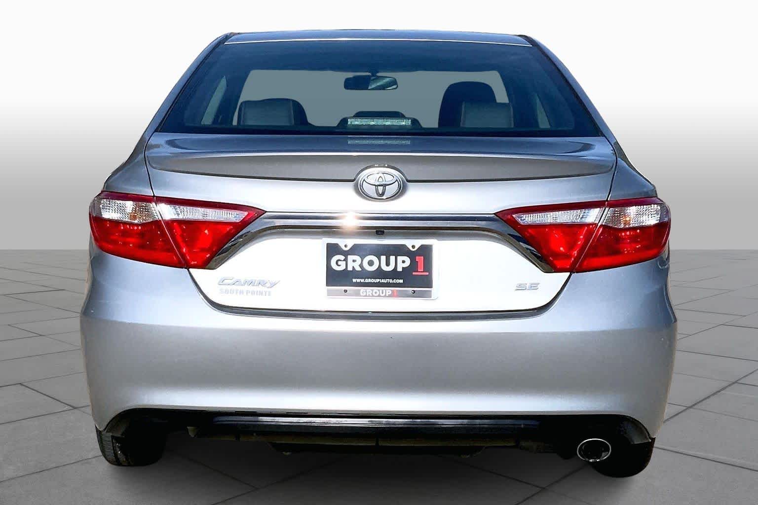 2017 Toyota Camry SE photo 4