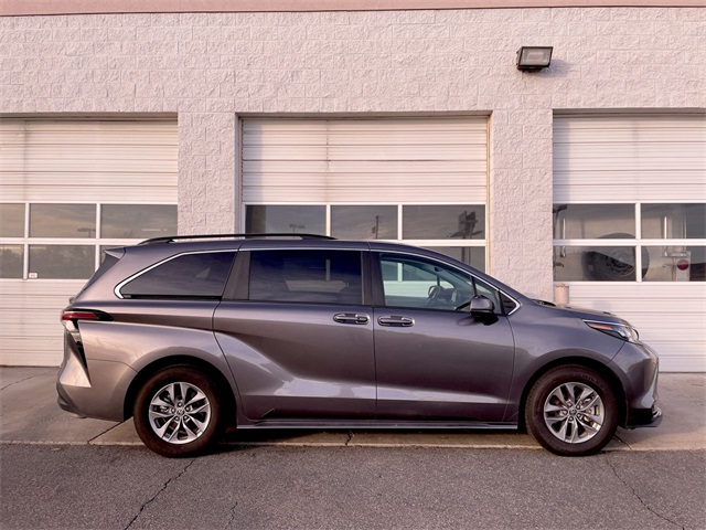 2024 Toyota Sienna LE's photo