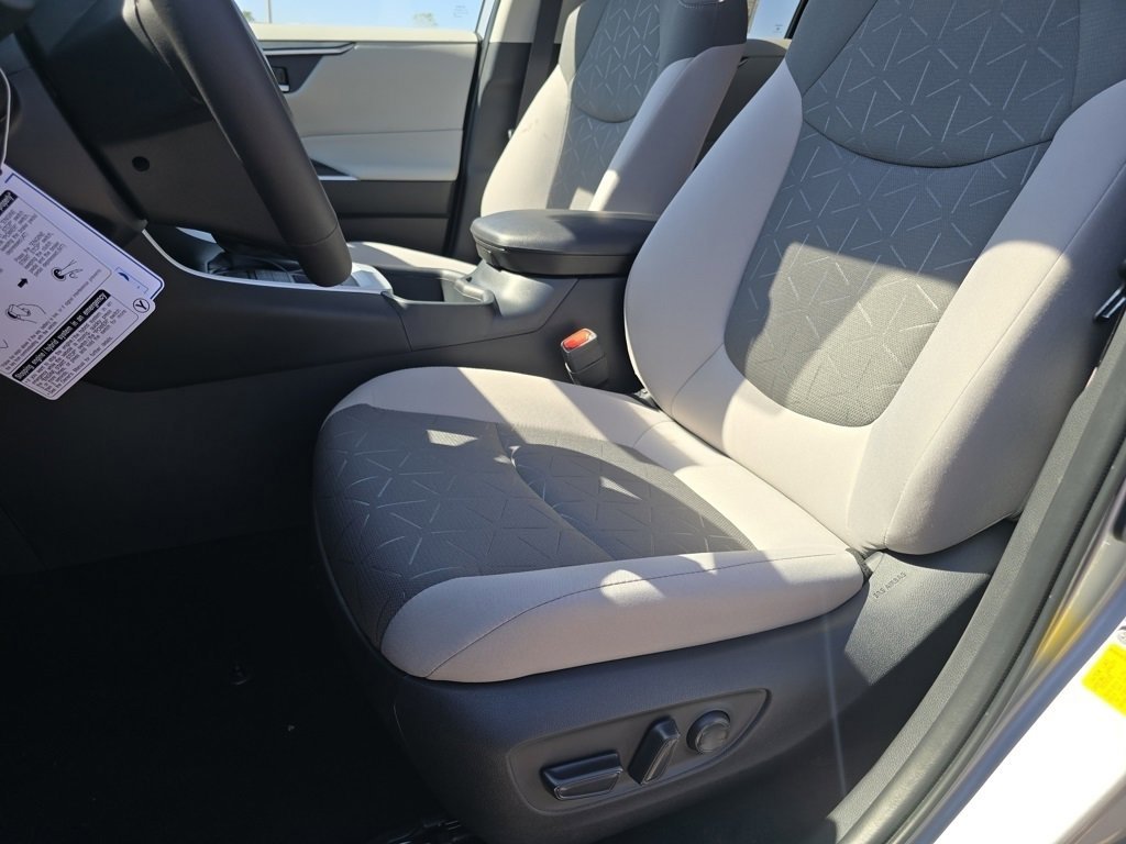 2025 Toyota RAV4 XLE photo 29