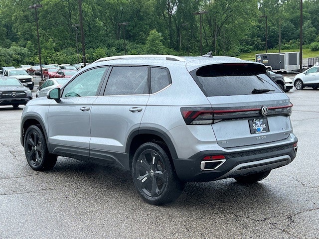 2025 Volkswagen Taos SEL photo 6