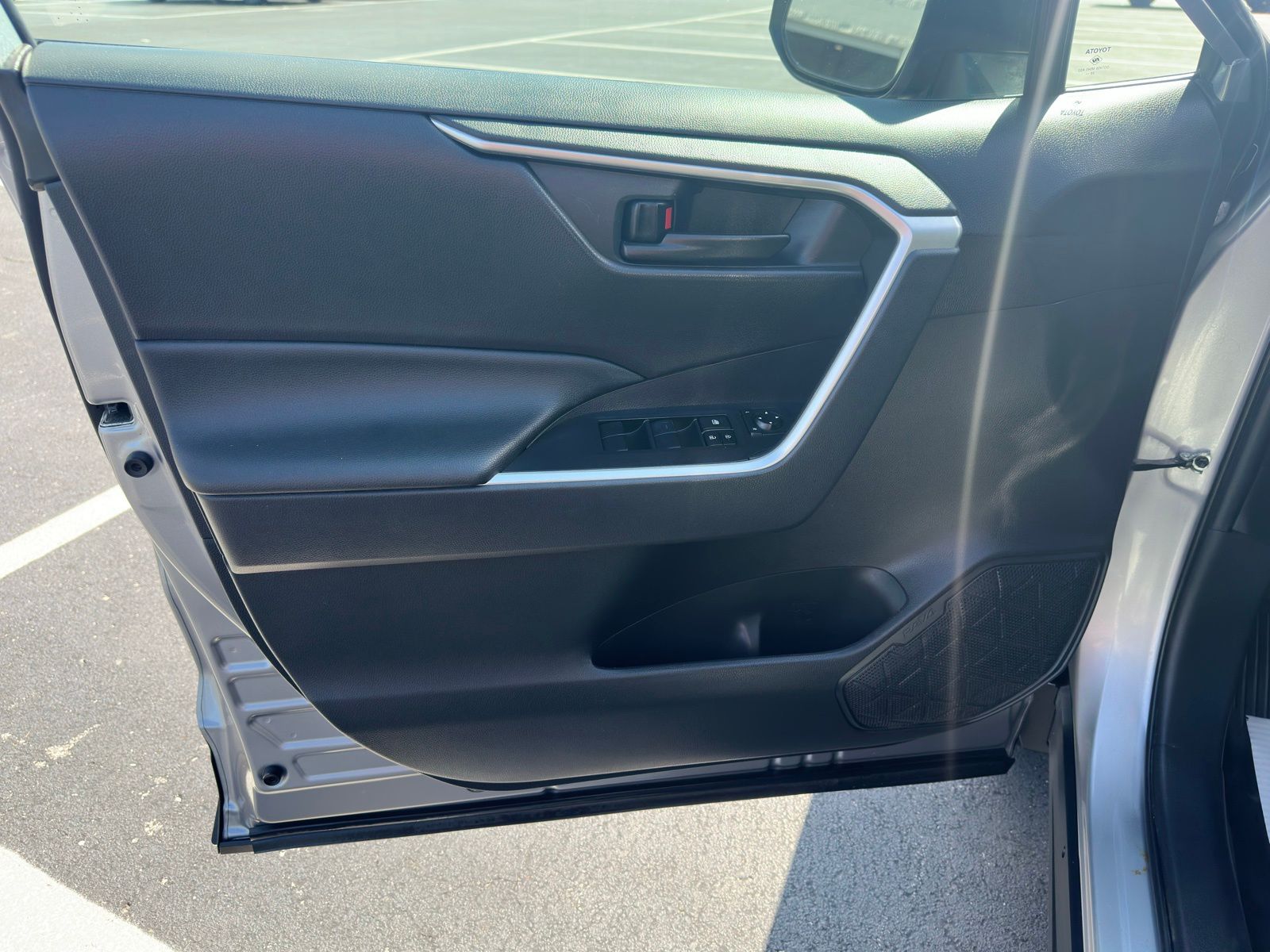 2021 Toyota RAV4 LE photo 7