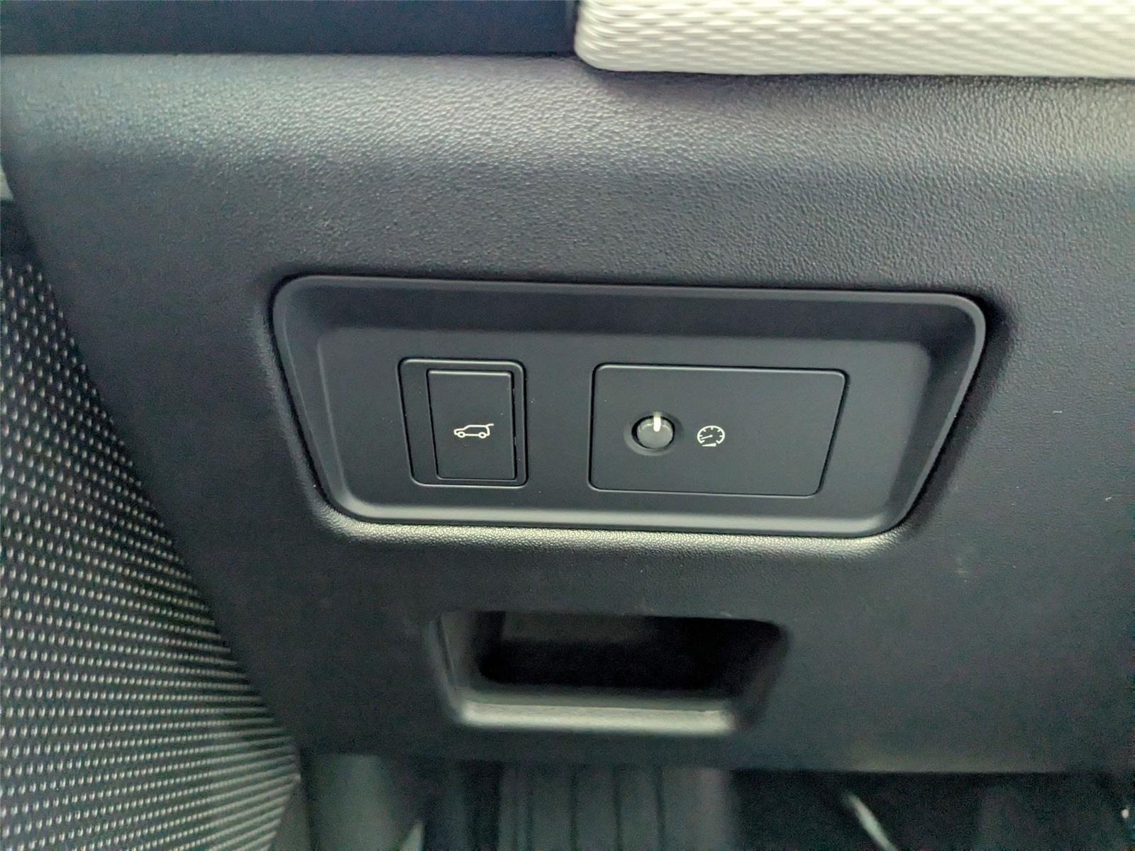 2025 Land Rover Discovery SE photo 13