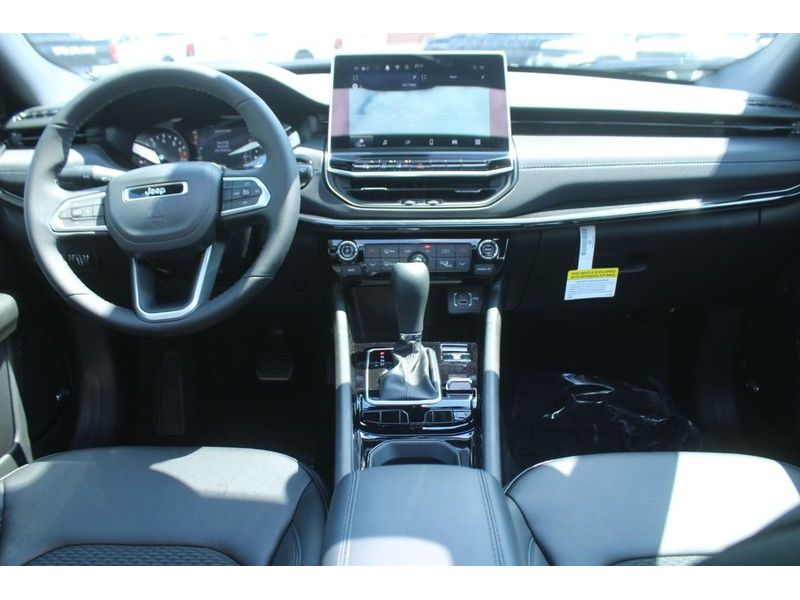 2025 Jeep Compass Latitude photo 2