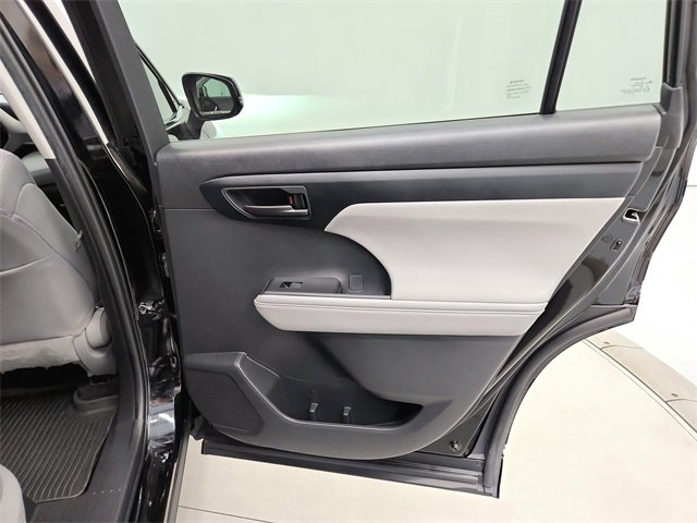 2023 Toyota Highlander L photo 29