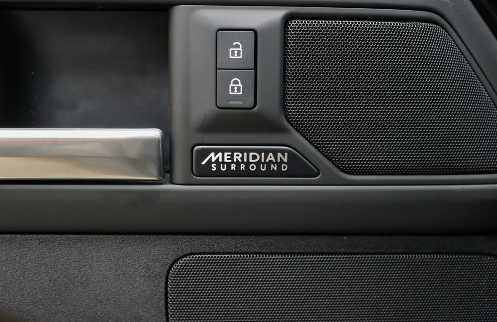 2025 Land Rover Defender 110 X-Dynamic SE photo 10