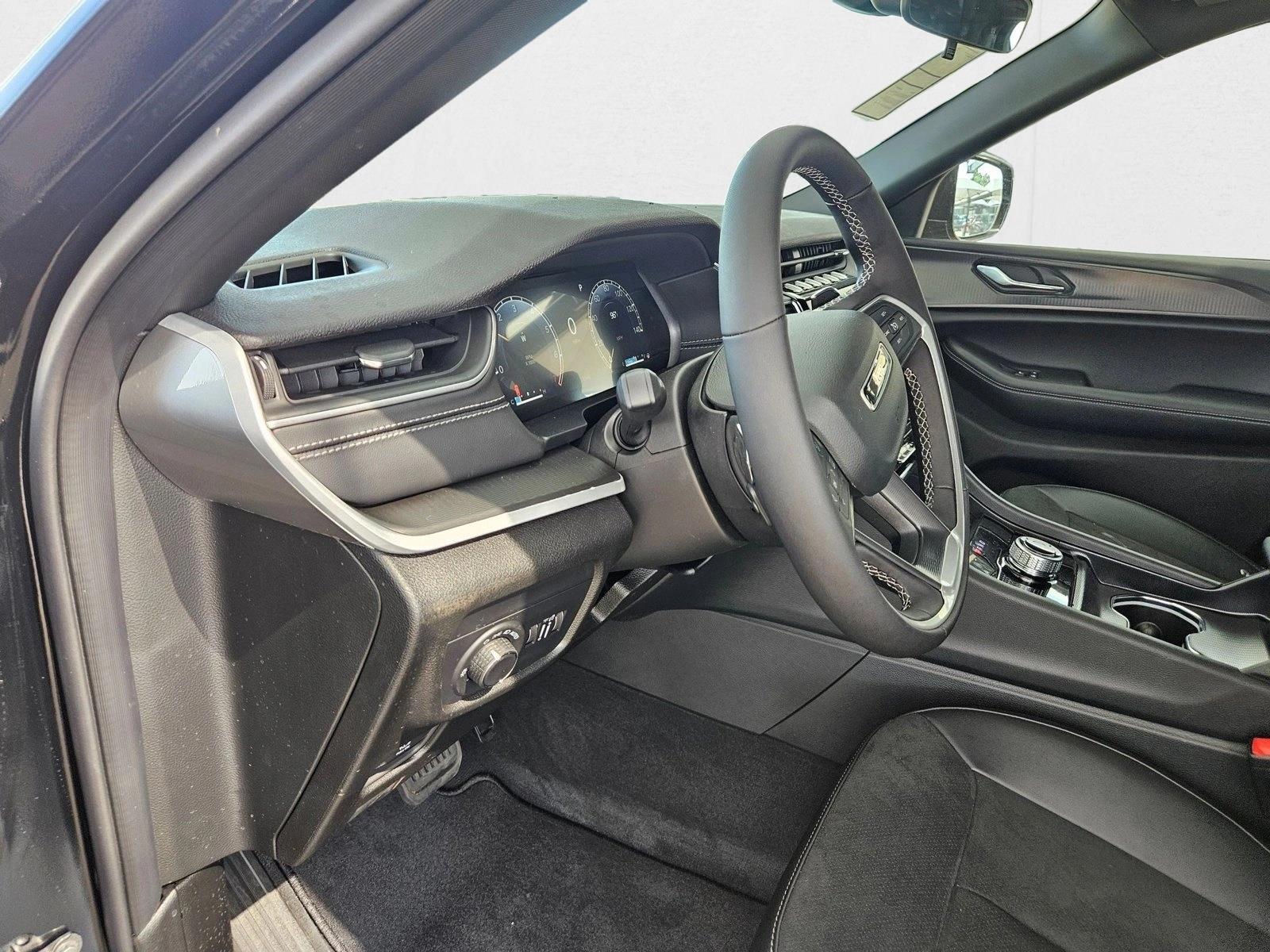 2025 Jeep Grand Cherokee Altitude photo 2