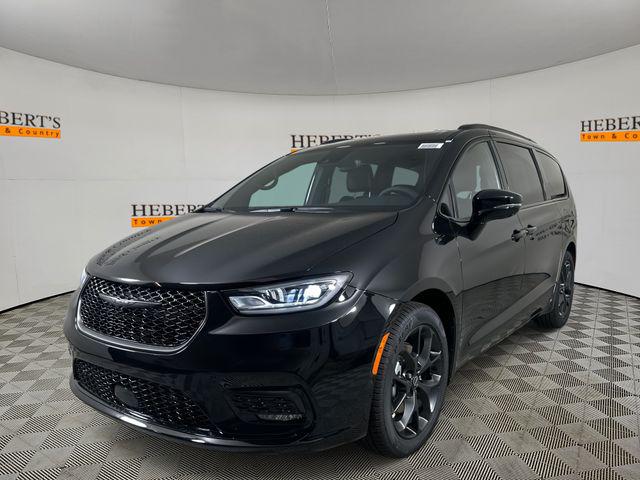 2026 Chrysler Pacifica Limited's photo