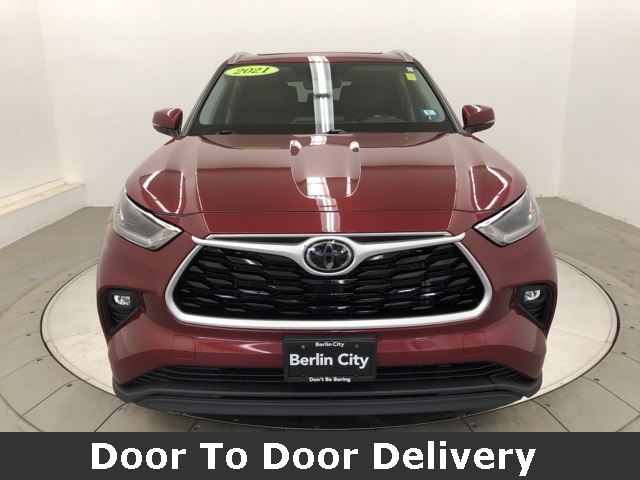 2021 Toyota Highlander XLE photo 2