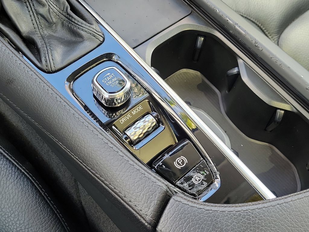 2021 Volvo XC90 T6 Momentum photo 23