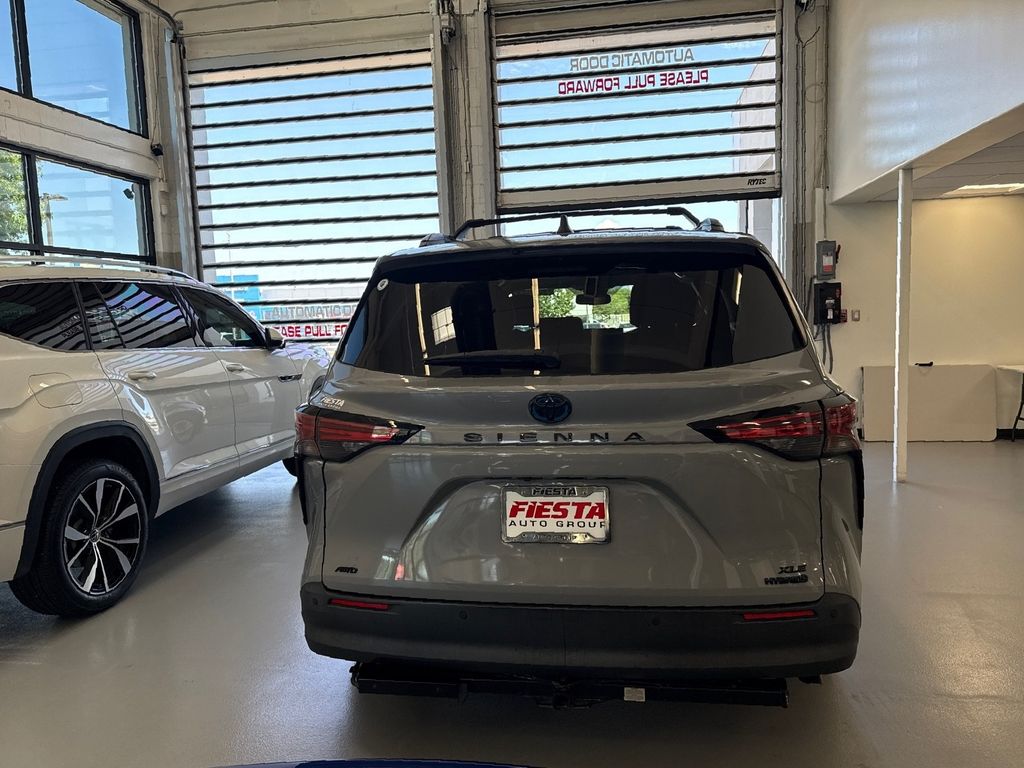 2022 Toyota Sienna XLE Woodland Edition photo 24