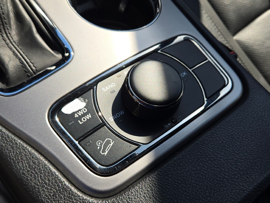 2021 Jeep Grand Cherokee Anniversary Edition photo 24