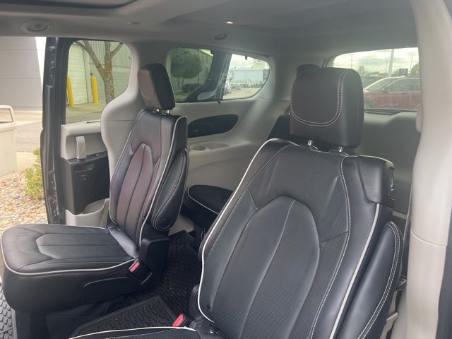 2023 Chrysler Pacifica Limited photo 2